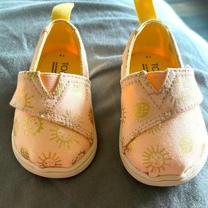 Toms toddler apricot sun shoes